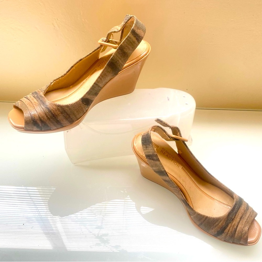 Kenneth Cole Brown  leather  Open Toes Wedge Buckles Sandals  Size 8 M